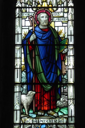 사도 성 베드로_by William Morris_photo by Aidan McRae Thomson_in the Church of St Laurence in Ansley_England UK.jpg